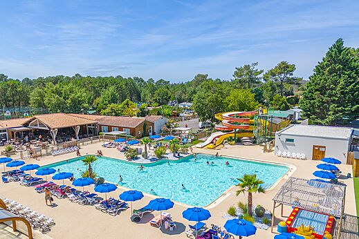 Piscina exterior, toboganes gigantes y sillas, camping CAPFUN Pin�da en CAZAUX (33).