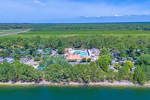 Vista a�rea del parque acu�tico y Mobil-homes en el camping CAPFUN Pin�da en CAZAUX (33).