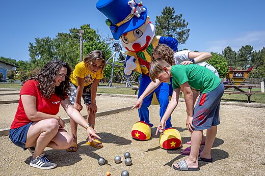 Animación de petanca con mascota y niños en el camping CAPFUN Pinèda en CAZAUX (33).
