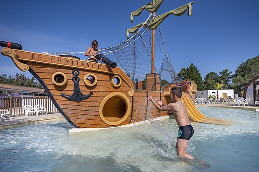 Barco pirata y juegos acu�ticos infantiles en la piscina del camping CAPFUN Pin�da en CAZAUX (33).