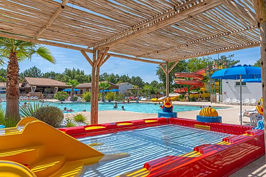 Piscina exterior con toboganes acu�ticos y juegos de agua en el camping CAPFUN Pin�da en CAZAUX (33).