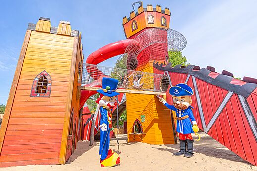 Zona de juegos castillo con toboganes y t�neles en el camping CAPFUN Pin�da en CAZAUX (33).