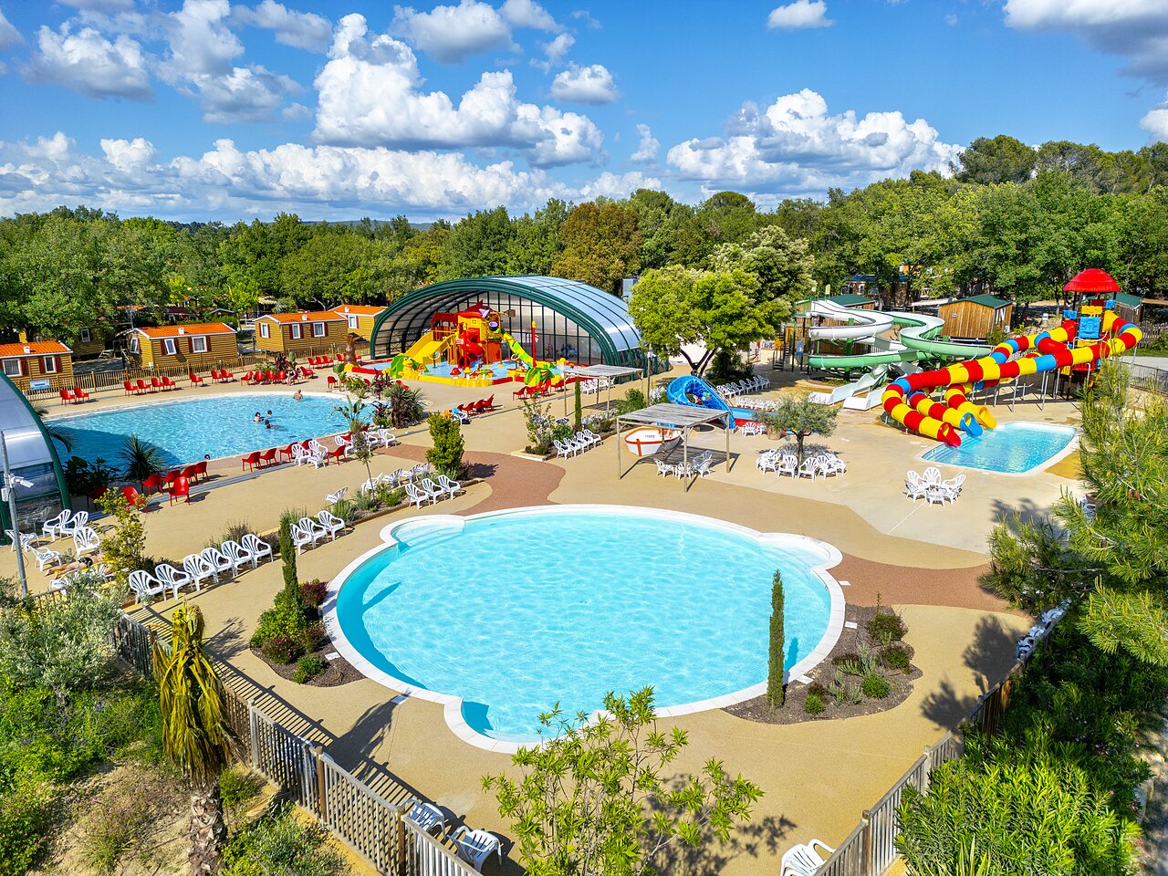 Parque acu�tico, toboganes y piscinas en el camping CAPFUN Pin�des du Luberon en PERTUIS (84).