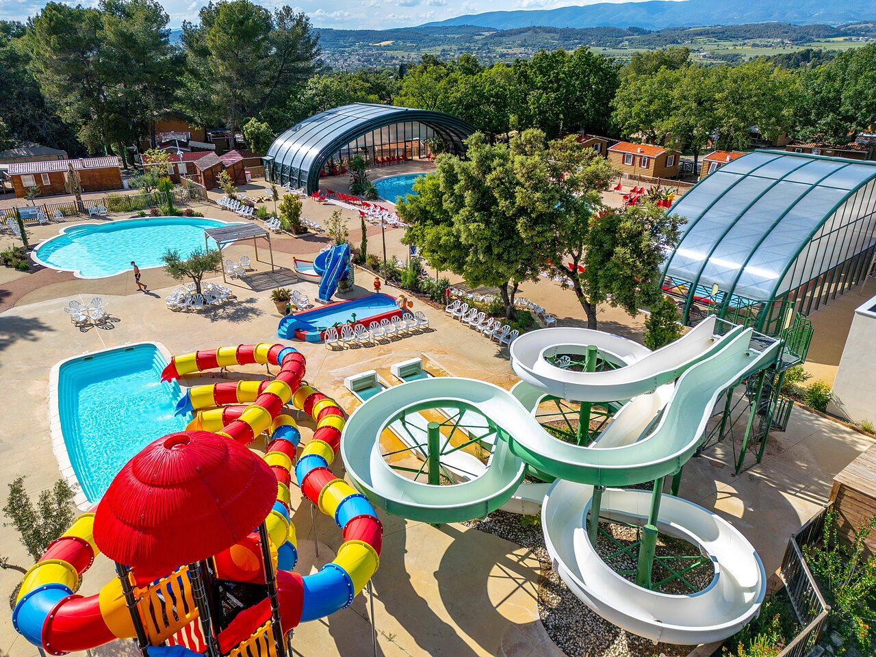 Gran parque acu�tico, toboganes y piscinas en el camping CAPFUN Pin�des du Luberon en PERTUIS (84).
