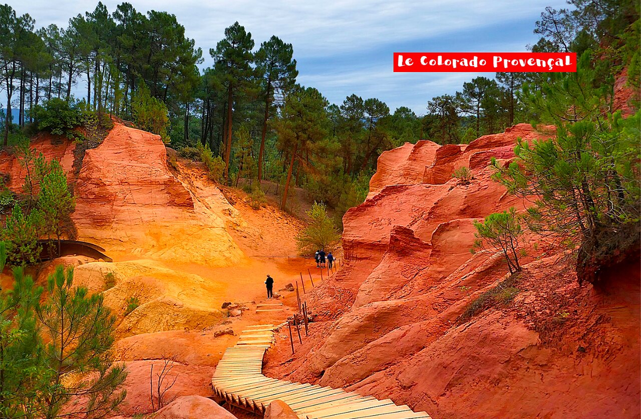 Sendero de ocre en el Colorado Provenzal, sitio tur�stico cerca del camping.