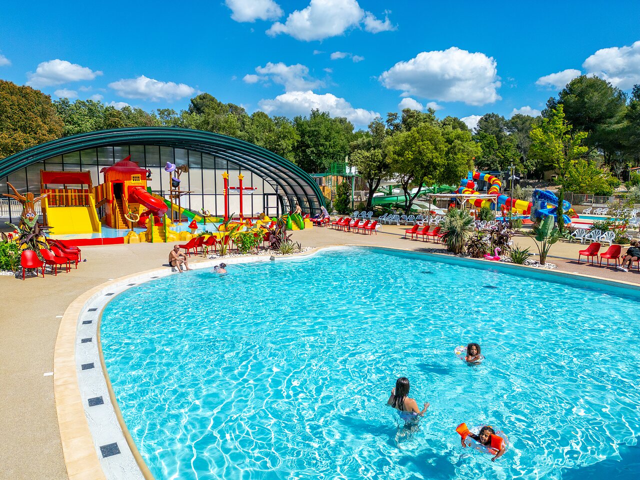 Piscina exterior, toboganes y juegos acu�ticos en el camping CAPFUN Pin�des du Luberon.