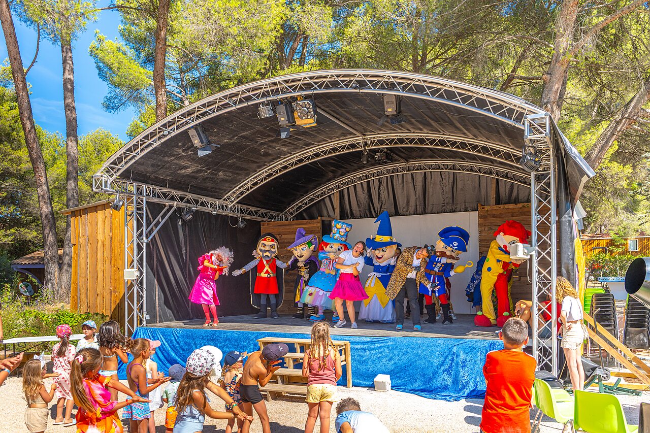 Animaci�n infantil, mascotas en escenario camping CAPFUN Pin�des du Luberon en PERTUIS.