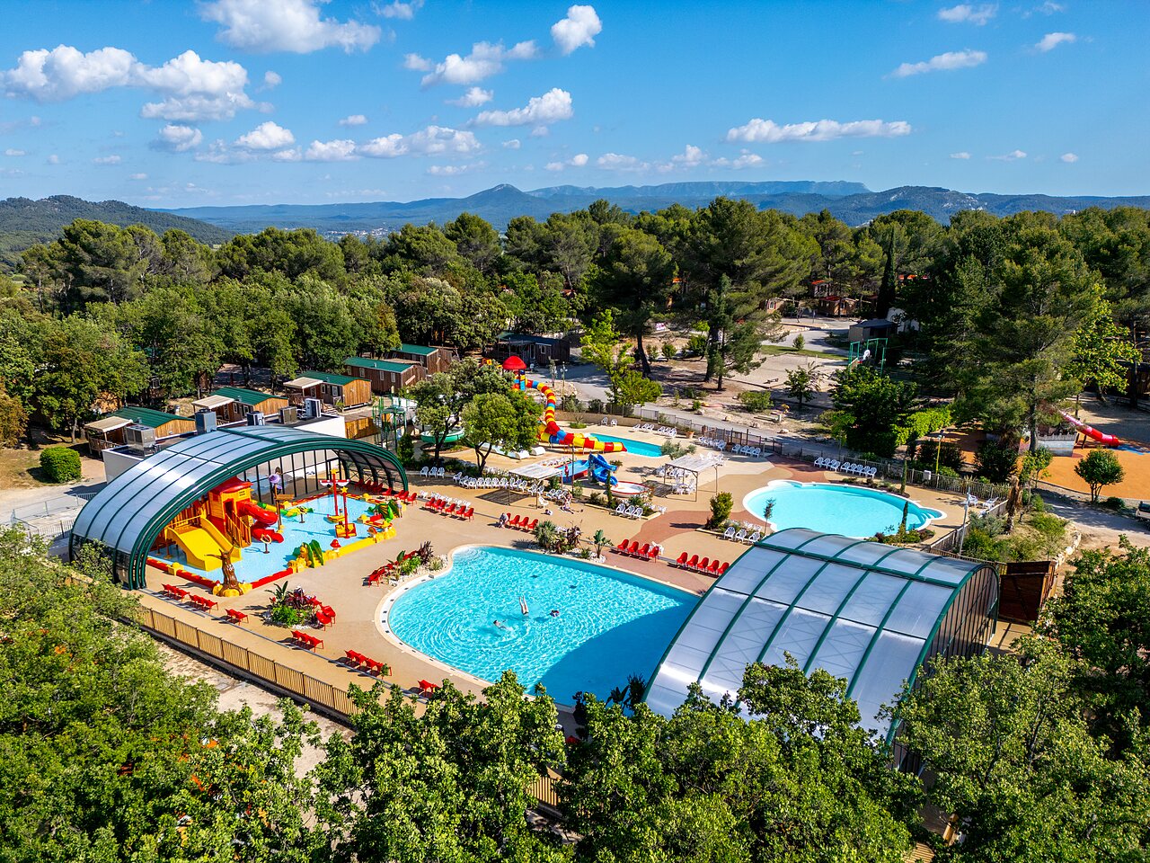 Parque acu�tico, piscinas, toboganes y juegos en el camping CAPFUN Pin�des du Luberon en PERTUIS (84).