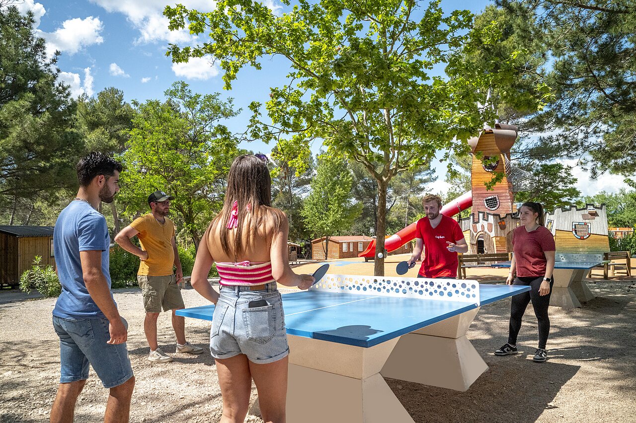 Mesa de ping-pong exterior y zona de juegos en el camping CAPFUN Pin�des del Luberon en PERTUIS (84).