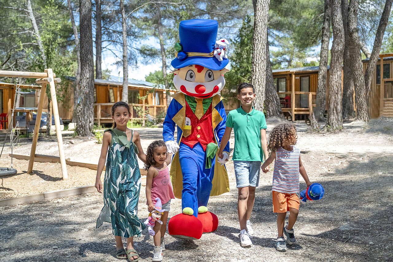 Mascota Capfun y ni�os sonrientes en el camping CAPFUN Pin�des du Luberon en PERTUIS.
