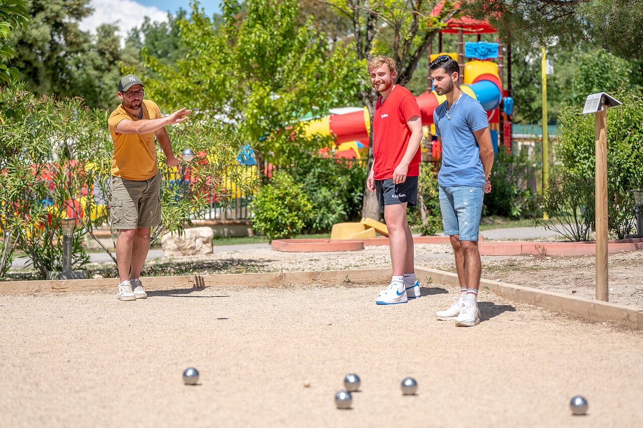 Amigos jugando petanca en el camping CAPFUN Pin�des du Luberon en PERTUIS (84).