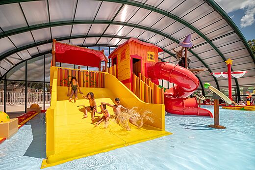 Toboganes, juegos acuáticos cubiertos en camping CAPFUN Pinèdes du Luberon en PERTUIS (84).