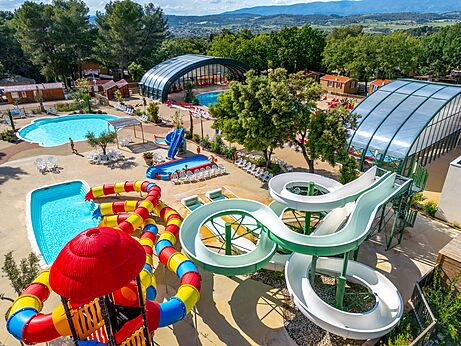 Piscinas exteriores y toboganes gigantes en el camping CAPFUN Pinèdes du Luberon en PERTUIS (84).
