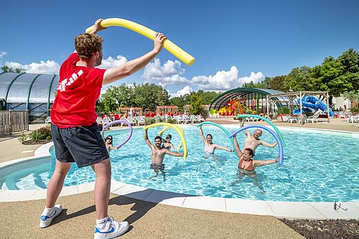 Aquagym en piscina en el camping CAPFUN Pinèdes du Luberon en PERTUIS.