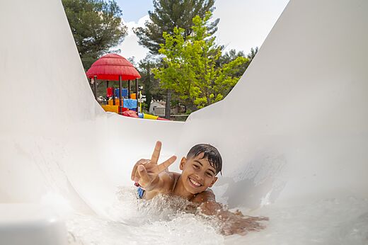 Niño en tobogán acuático del camping CAPFUN Pinèdes del Luberon, PERTUIS.