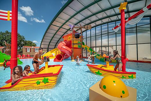Piscina, toboganes y juegos en camping CAPFUN Pinèdes du Luberon en PERTUIS (84).