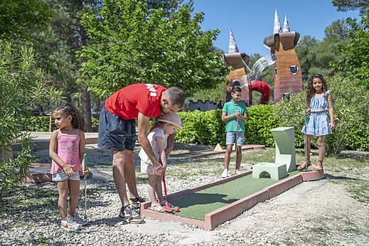 Mini-golf con niños y animador en el camping CAPFUN Pinèdes du Luberon en PERTUIS (84).
