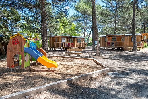 Zona de juegos y Mobil-homes en el camping CAPFUN Pinèdes du Luberon en PERTUIS.
