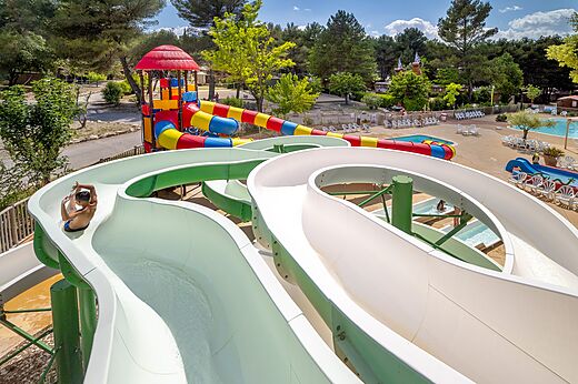 Toboganes acuáticos gigantes y piscina exterior en el camping CAPFUN Pinèdes du Luberon en PERTUIS (84).