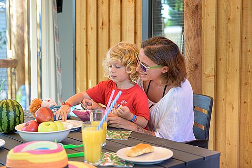 Almuerzo familiar camping CAPFUN Pin�des du Luberon en PERTUIS (84).