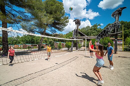 Campo de voleibol de arena con jugadores en CAPFUN Pinèdes du Luberon.