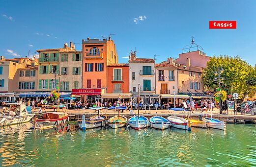Puerto de Cassis con barcos coloridos y fachadas mediterráneas, un lugar para visitar.