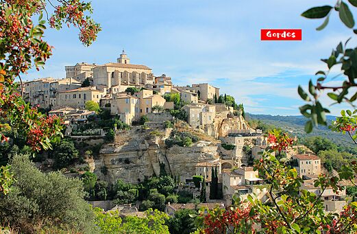 Pueblo encaramado de Gordes en el Luberon, Provenza-Alpes-Costa Azul.