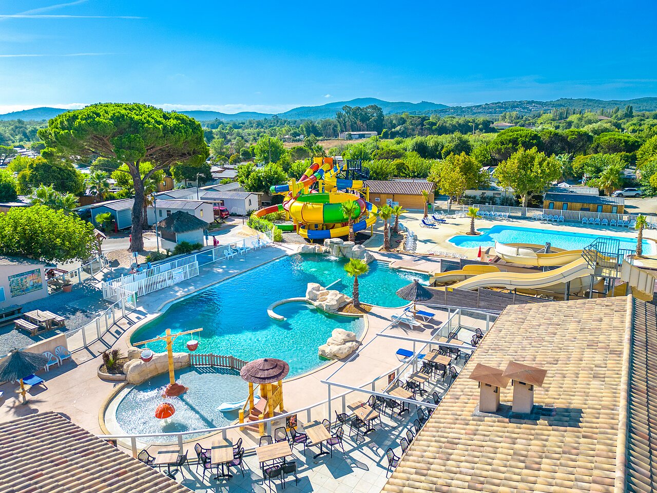 Toboganes gigantes y piscinas exteriores en CAPFUN La Pin�de de Grimaud (83).