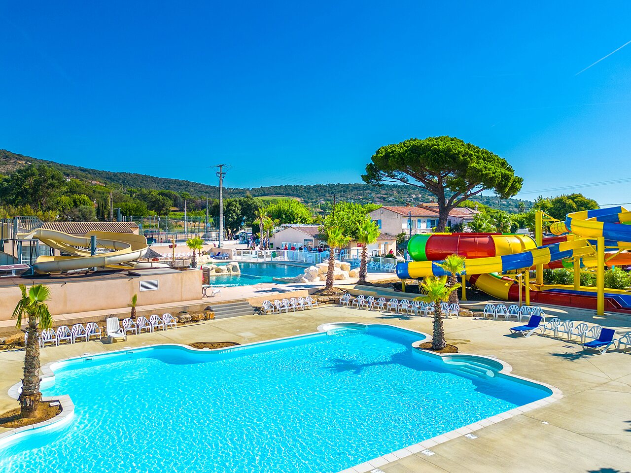 Piscinas exteriores, toboganes acu�ticos en el camping CAPFUN La Pin�de de Grimaud (83).