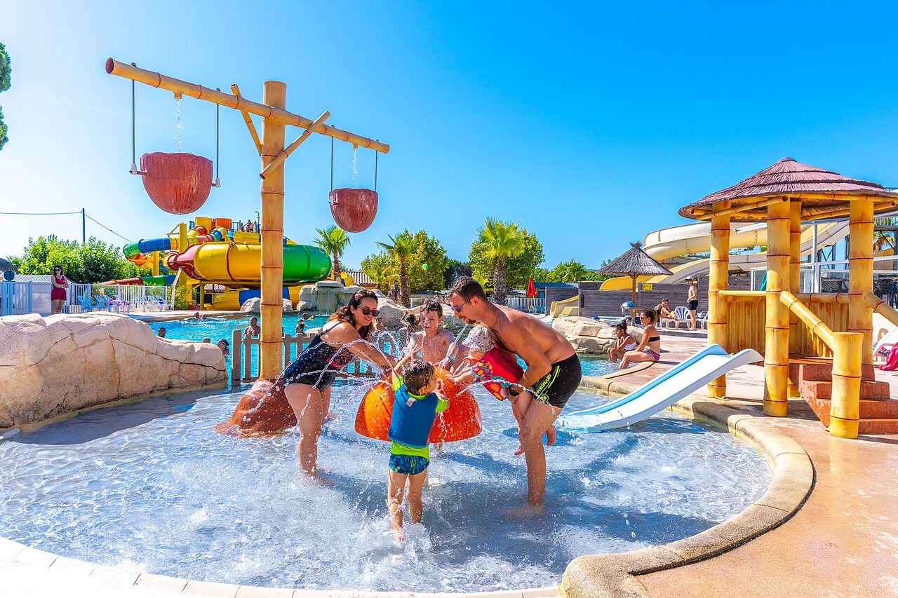 Familia en juegos acu�ticos del camping CAPFUN La Pin�de de Grimaud.