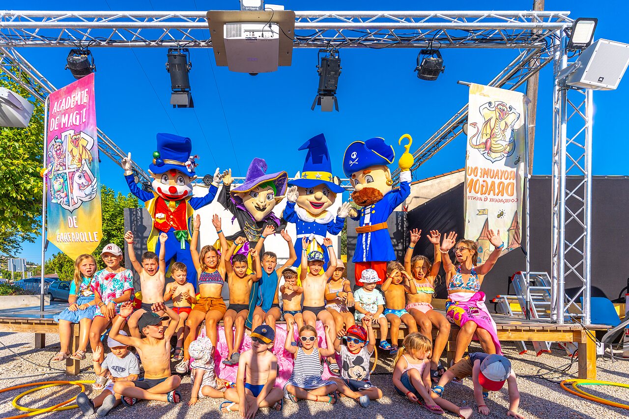 Animaci�n infantil con mascotas en el escenario del camping CAPFUN La Pin�de de Grimaud.