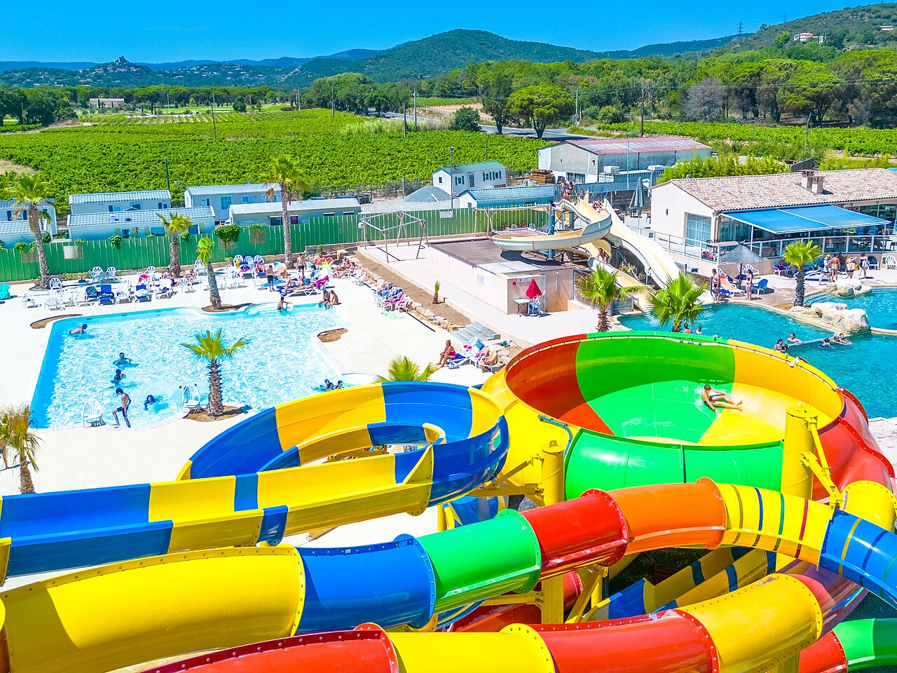 Parque acu�tico, toboganes y piscinas en el camping CAPFUN La Pin�de de Grimaud.