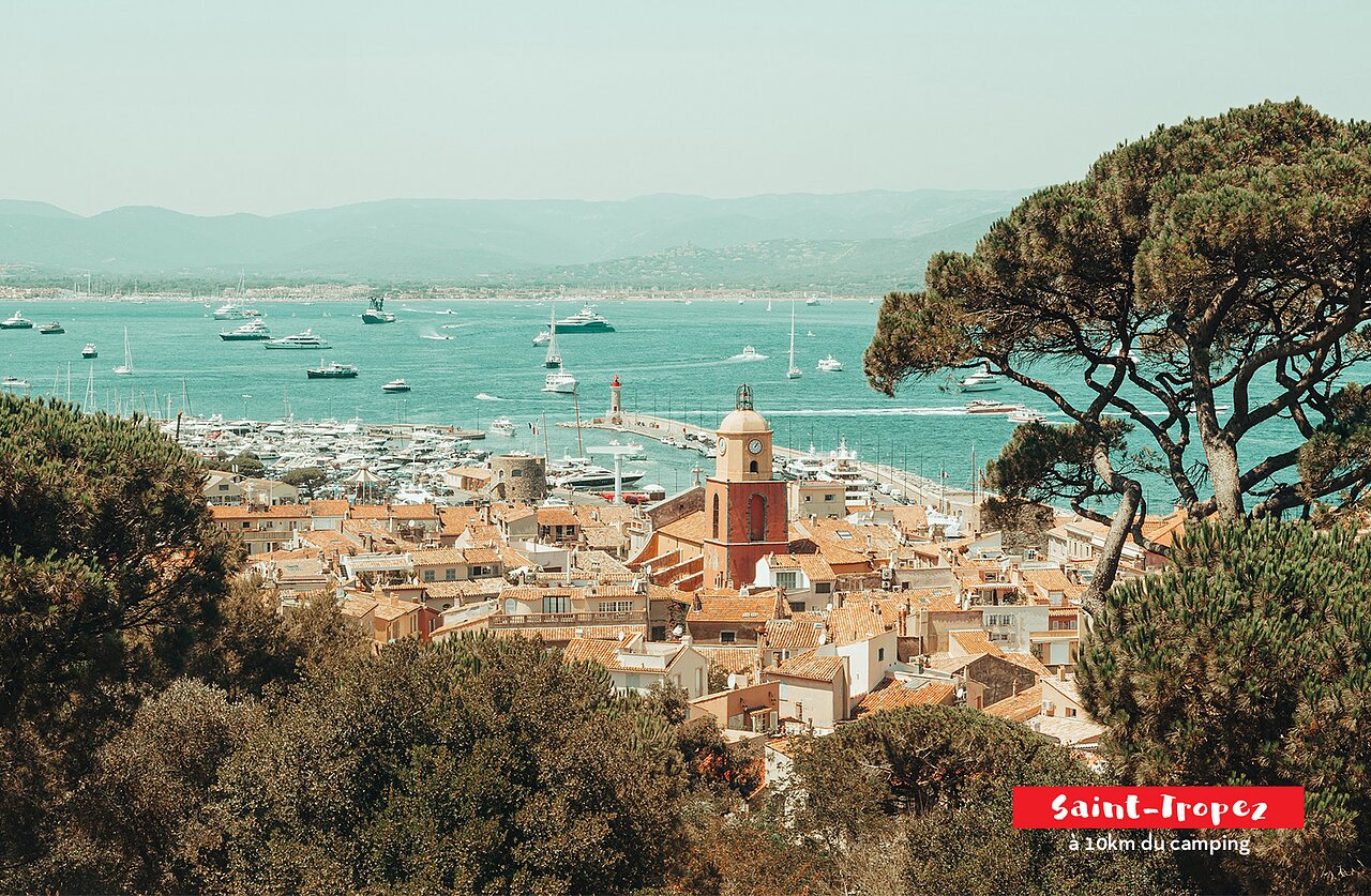 Saint-Tropez, su puerto y yates, lugar a visitar cerca de Grimaud.