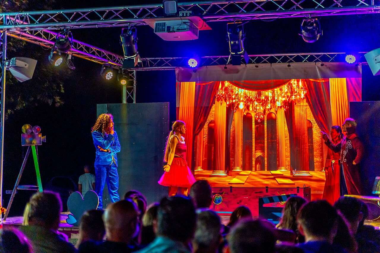 Animaci�n espect�culo nocturno en el camping CAPFUN La Pin�de de Grimaud (83).