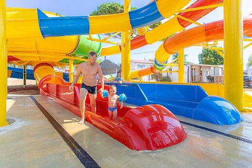 Toboganes acuáticos coloridos y juegos de agua en CAPFUN La Pinède de Grimaud (83).