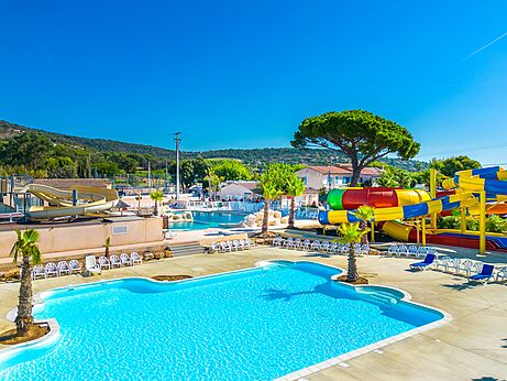 Piscinas y toboganes acuáticos en el camping CAPFUN La Pinède de Grimaud (83).