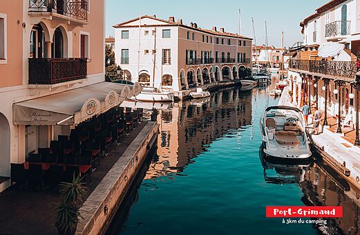Port Grimaud, ciudad lacustre con canales, barcos y casas coloridas, cerca de Grimaud.