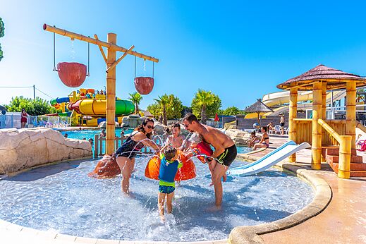 Espacio acuático familiar con juegos en camping CAPFUN La Pinède de Grimaud.