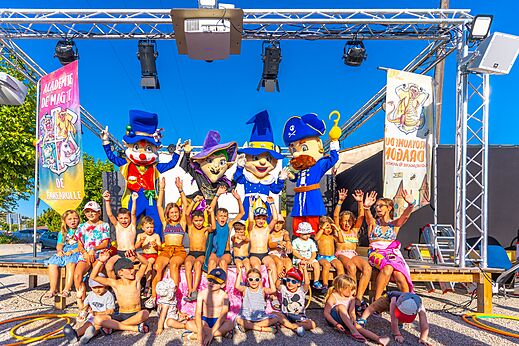 Animación con mascotas y niños en el camping CAPFUN La Pinède de Grimaud (83).