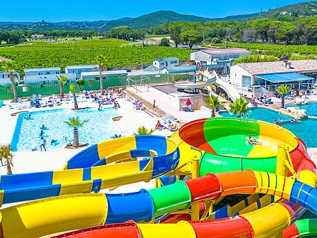 Toboganes acuáticos gigantes y piscinas en el camping CAPFUN La Pinède de Grimaud (83).