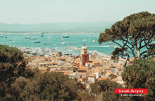 Vista panorámica del puerto y pueblo de Saint-Tropez, Costa Azul.