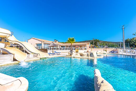 Toboganes acuáticos y piscina exterior en camping CAPFUN La Pinède de Grimaud (83).