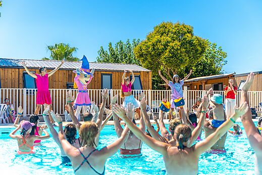 Animación, mascota y aquagym en piscina del camping CAPFUN La Pinède de Grimaud en Grimaud.