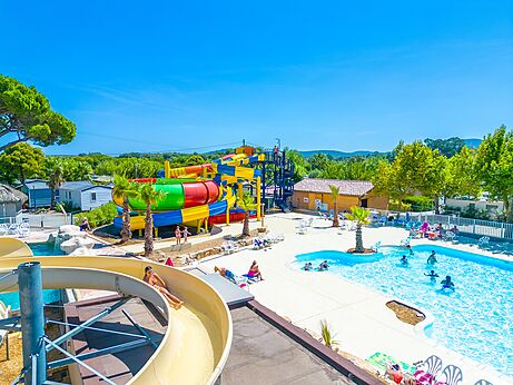 Toboganes acuáticos y piscina exterior en el camping CAPFUN La Pinède de Grimaud en Grimaud (83).