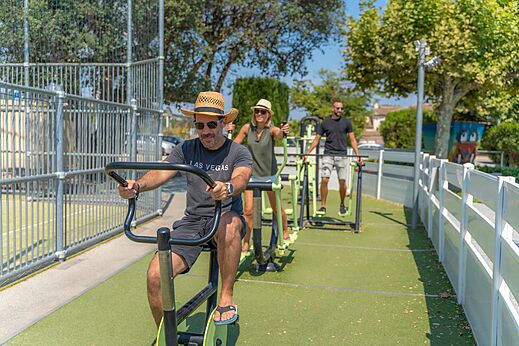 Fitness exterior para adultos, camping CAPFUN La Pinède de Grimaud (83).