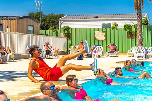 Animación acuática y piscina exterior en el camping CAPFUN La Pinède de Grimaud en Grimaud (83).