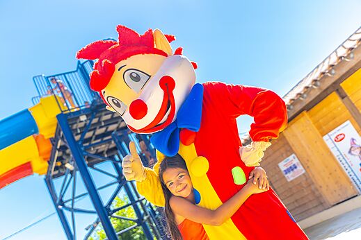 Mascota y niña, tobogán en camping CAPFUN La Pinède de Grimaud (83).