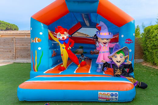 Castillo hinchable y mascotas en el camping CAPFUN La Pinède de Grimaud (83).
