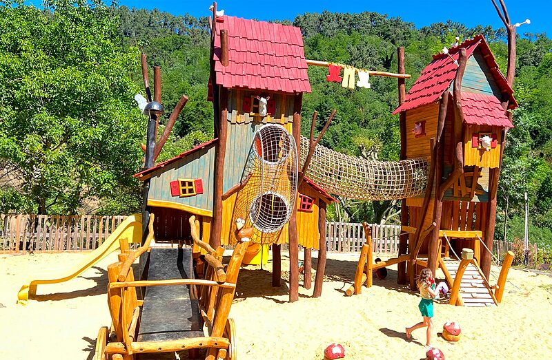 Juego Carabouille - Zona de juegos de madera con toboganes y redes en el camping CAPFUN Plantas en SAINT VINCENT DE DURFORT (07).