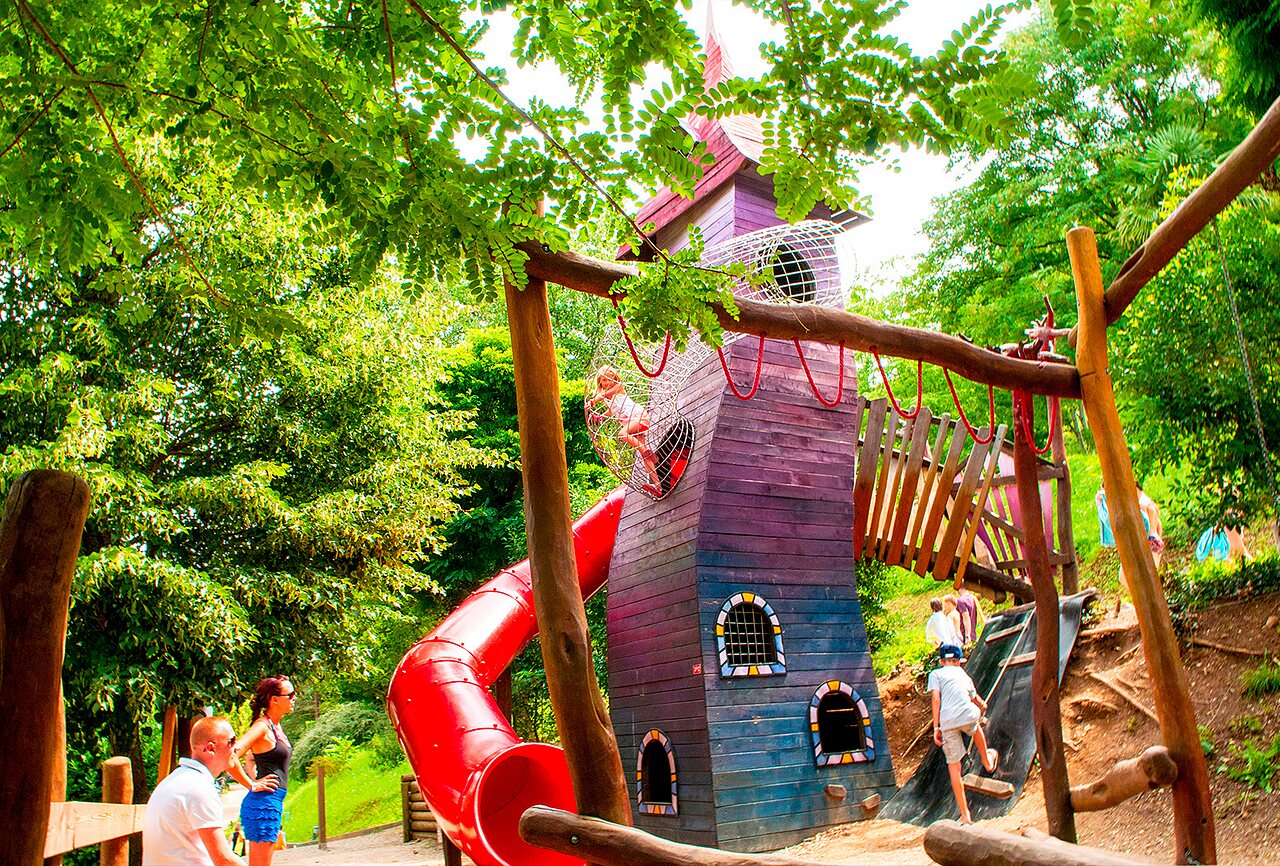 Tobog�n gigante, torre infantil en el camping CAPFUN Plantas en SAINT VINCENT DE DURFORT (07).